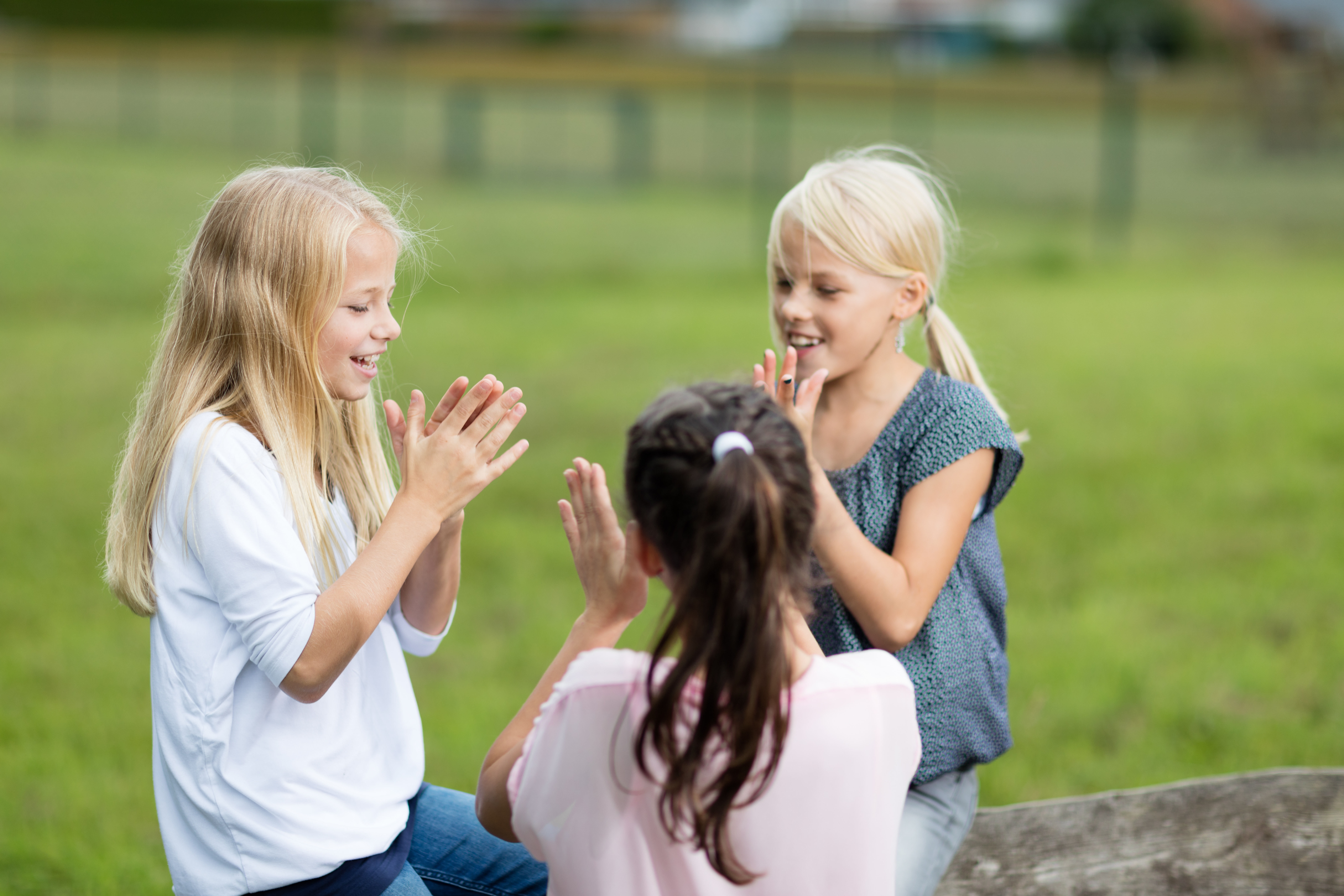 Mädchen spielen Klatschspiel